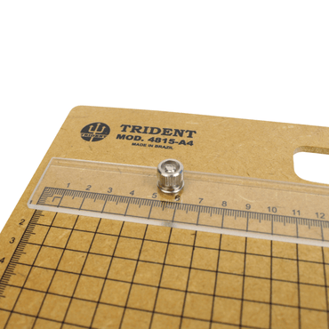 Pranchetinha Portátil Quadriculada A4 MDF Trident 4815-A4