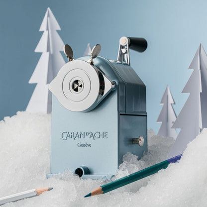 Apontador de Lápis com Manivela Caran d'Ache Alpine Frost Ice Blue