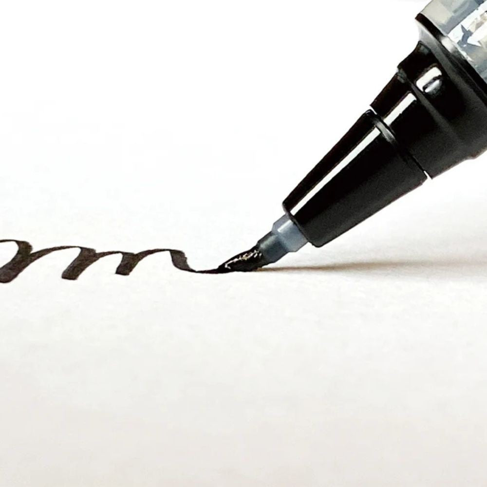 Caneta Letter Pen Cocoiro Kuretake Extra Fina Bordeaux Red